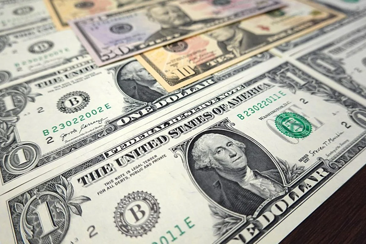 Dólar em queda: o que está por trás do recuo para R$ 5,33