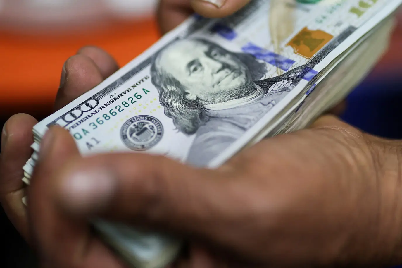 Dólar fecha a R$ 5,375 e movimenta mercado financeiro