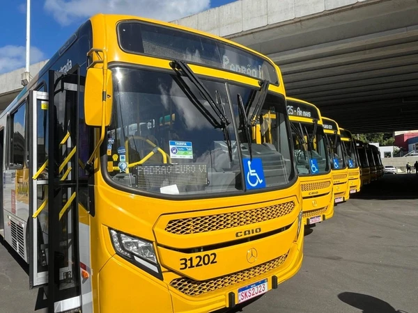 Rodoviário em surto toma ônibus do transporte público e gera tensão em Salvador