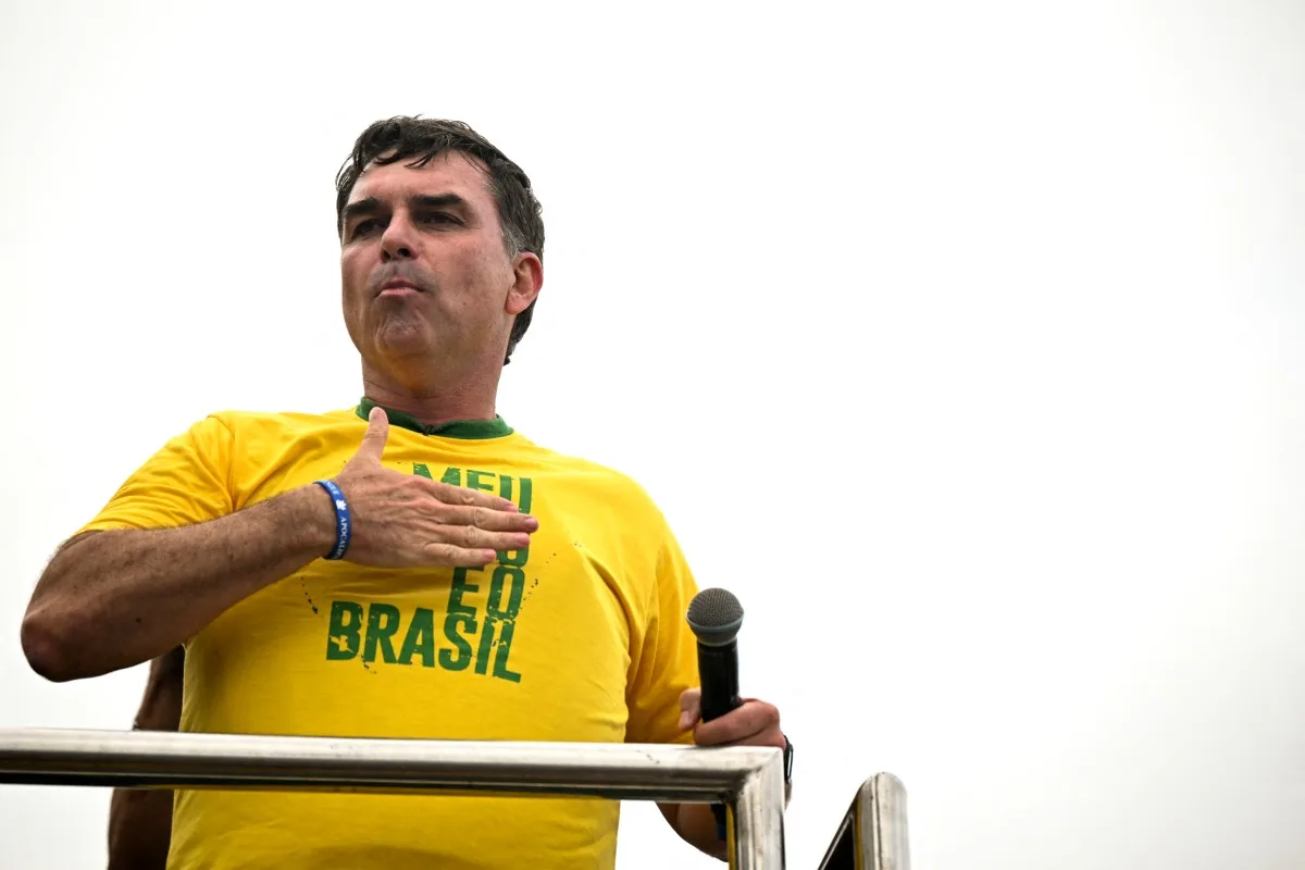Flávio Bolsonaro defende jornada flexível como alternativa ao fim da escala 6×1