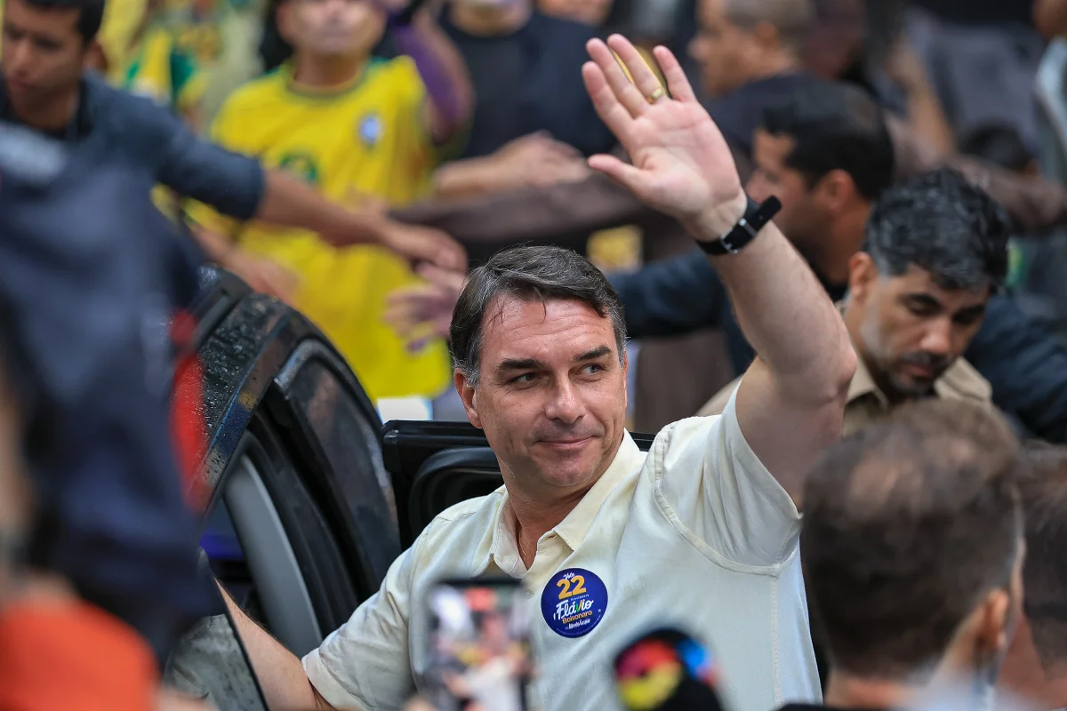 Saída de Flávio Bolsonaro do Brasil leva integrantes do PL a convocar reunião de emergência