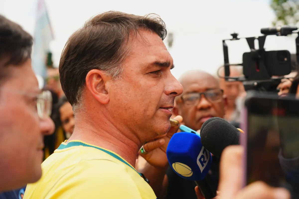 Moraes determina entrega de passaportes de Flávio Bolsonaro e proíbe senador de sair do Brasil