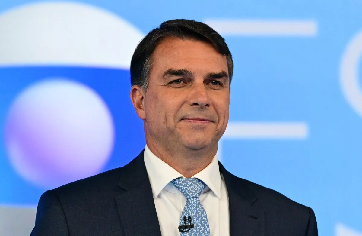 Flávio Bolsonaro muda carta e passa a se declarar “líder do Brasil” após dizer que era presidente eleito