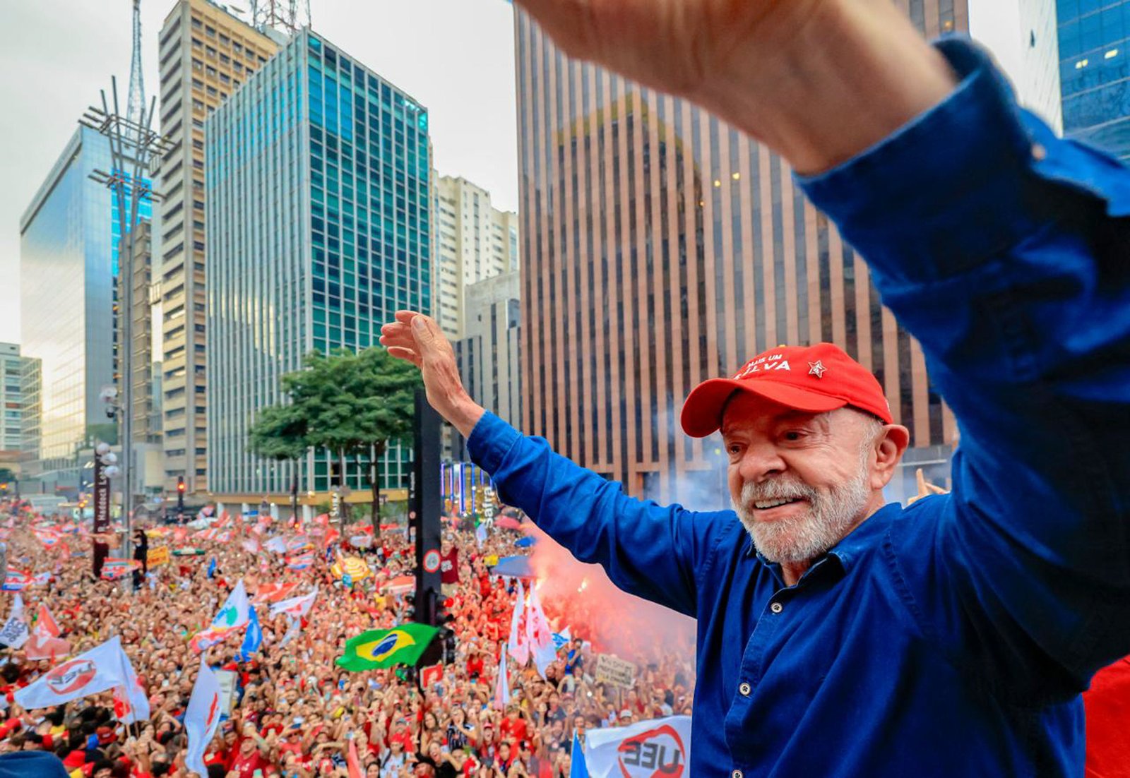 Lula é reeleito presidente do Brasil após virada histórica sobre Flávio Bolsonaro